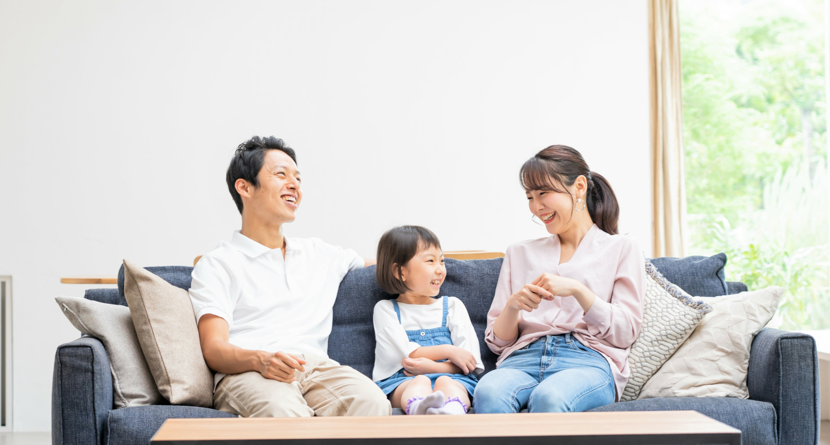 おうちで家族団らんのイメージ画像